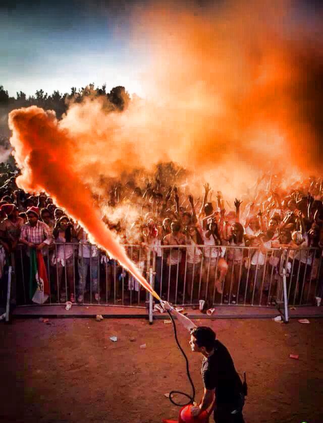 Colore in polvere: come caricare un estintore con le polveri Holi Colors Italia. Guida illustrativa