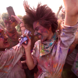 Come scegliere Holi Colors sicuri e certificati per il tuo evento holi festival, color party, color run e fluo party